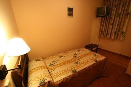 Hostal Cruz Verde Navalcarnero Εξωτερικό φωτογραφία
